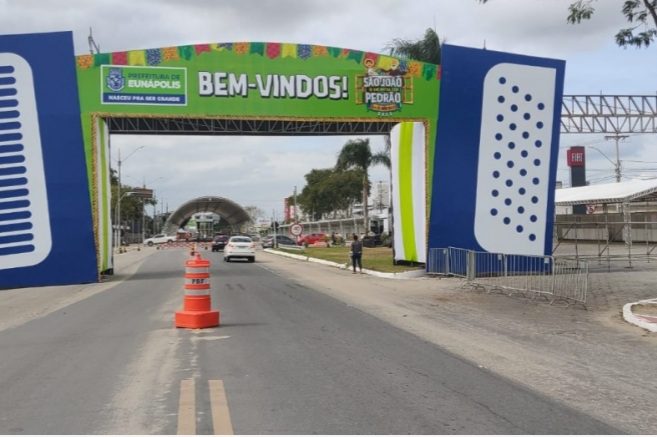 Justiça suspende pagamentos de shows e estrutura de festa em Eunápolis