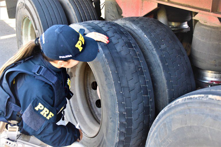 PRF flagra condutor realizando transporte irregular de passageiros em compartimento de carga