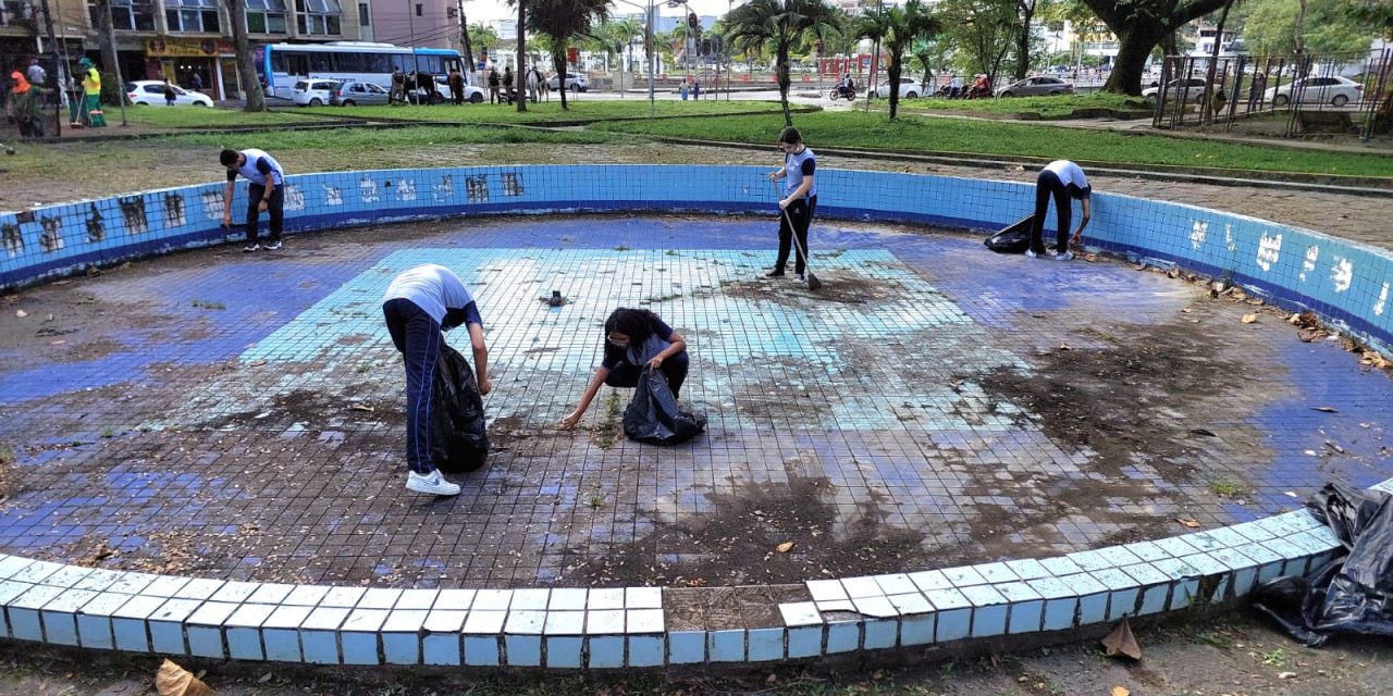 Escola Adventista se une à Prefeitura para limpeza da Praça Otávio Mangabeira