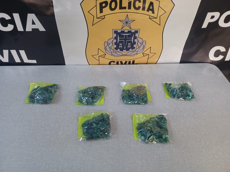 Polícia Civil apreende 1100 pedras de esmeraldas