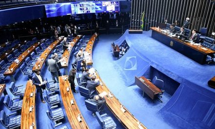 PEC do estado de emergência: Senado aprova aumento do Auxílio Brasil e “voucher” caminhoneiro