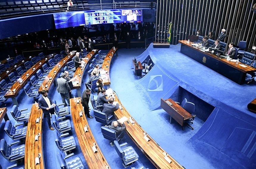 PEC do estado de emergência: Senado aprova aumento do Auxílio Brasil e “voucher” caminhoneiro