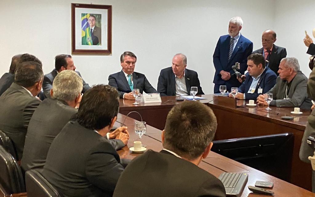 Em reunião com Bolsonaro, prefeitos cobram compensação por perdas de R$ 73 bilhões
