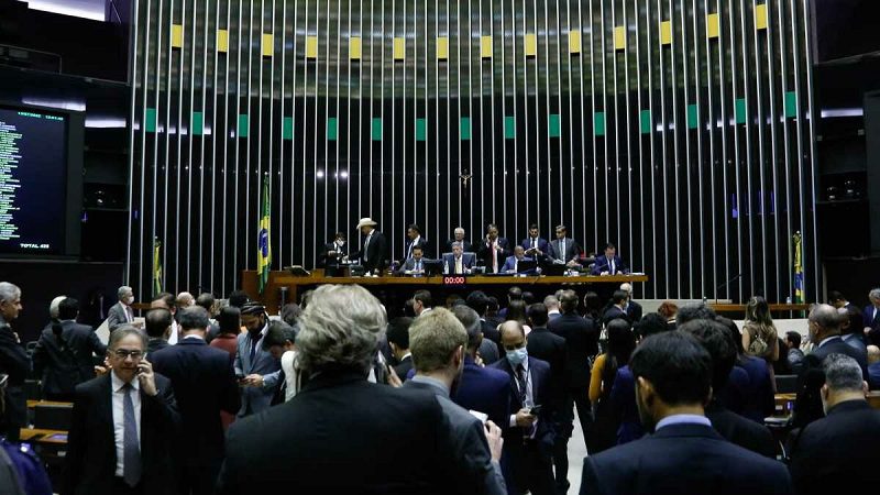 Câmara aprova PEC dos Auxílios em segundo turno