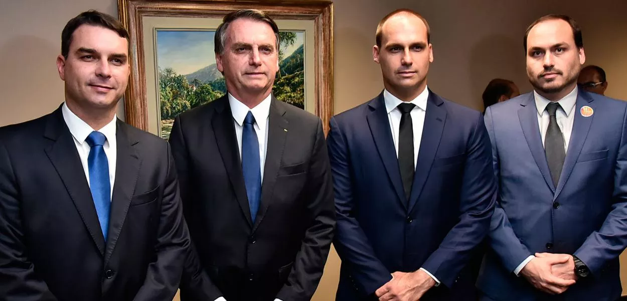 Bolsonaro e família compraram 51 imóveis, avaliados em R$ 26 milhões, pagando em dinheiro vivo