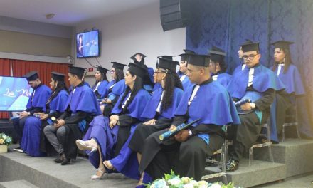Solenidade de formatura reúne graduados em ADM, Logística e RH de duas instituições de ensino