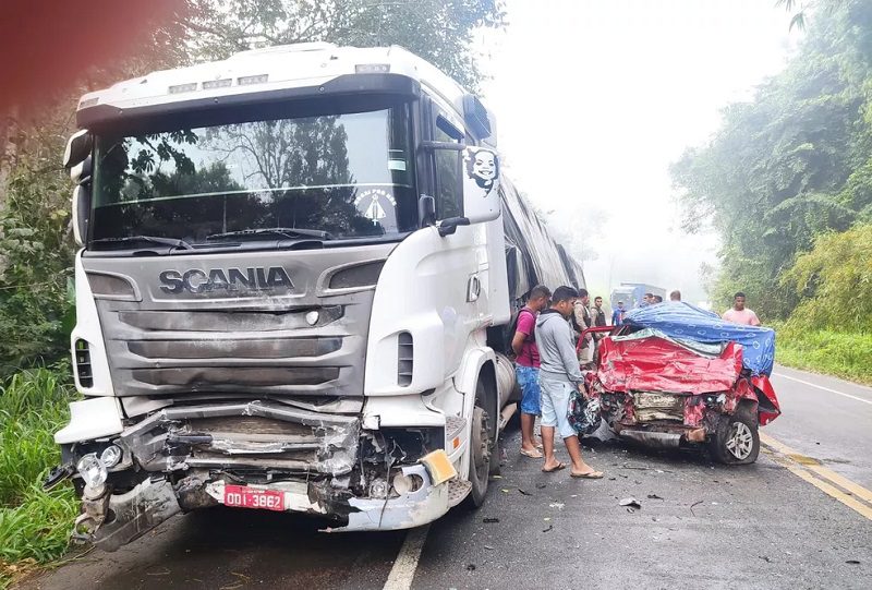 Acidente entre caminhão e carro de passeio deixa dois mortos na BR-101 em Aurelino Leal