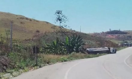 Itapebi: Trecho da BR-101 fica interditado por cinco horas após carreta carregada de etanol tombar em curva