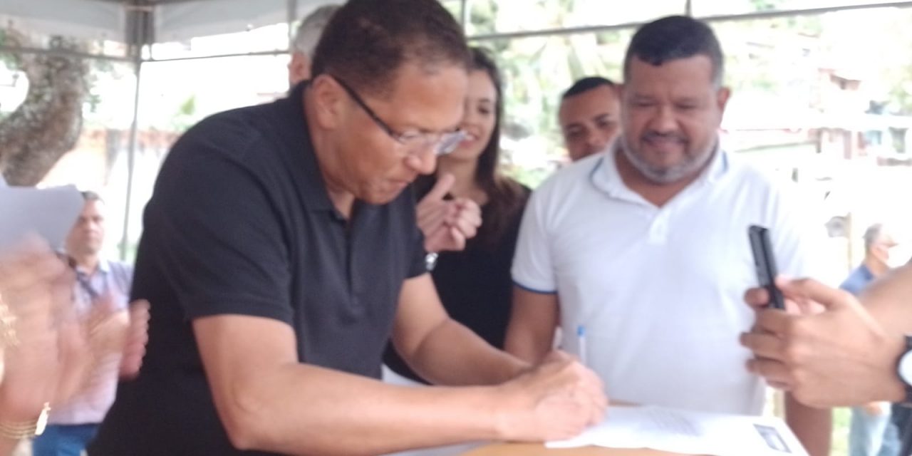 Augusto Castro assina ordem de serviço para a construção da primeira escola sustentável do Sul da Bahia