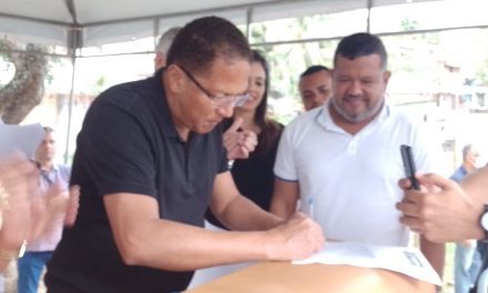 Augusto Castro assina ordem de serviço para a construção da primeira escola sustentável do Sul da Bahia