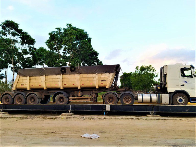 Carreta com mais de 10 toneladas de excesso de peso é apreendida no Extremo Sul