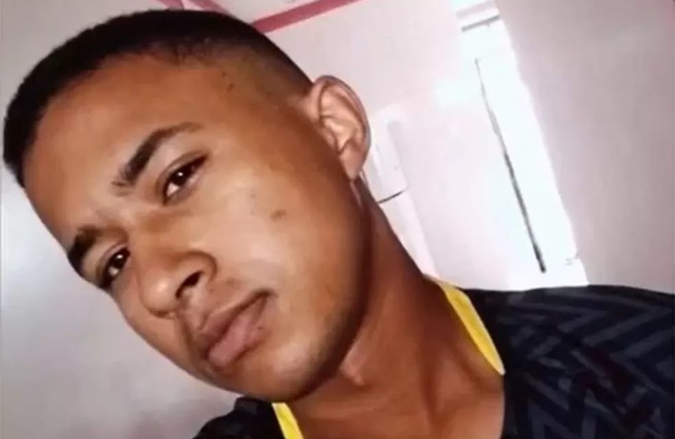 Amigos e familiares se despedem de jovem morto durante tentativa de assalto em Itajuípe