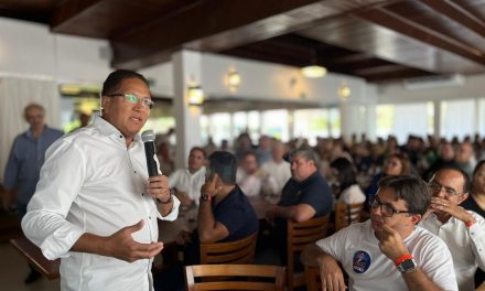 Itabuna: Augusto Castro discute economia e avanços durante encontro empresarial