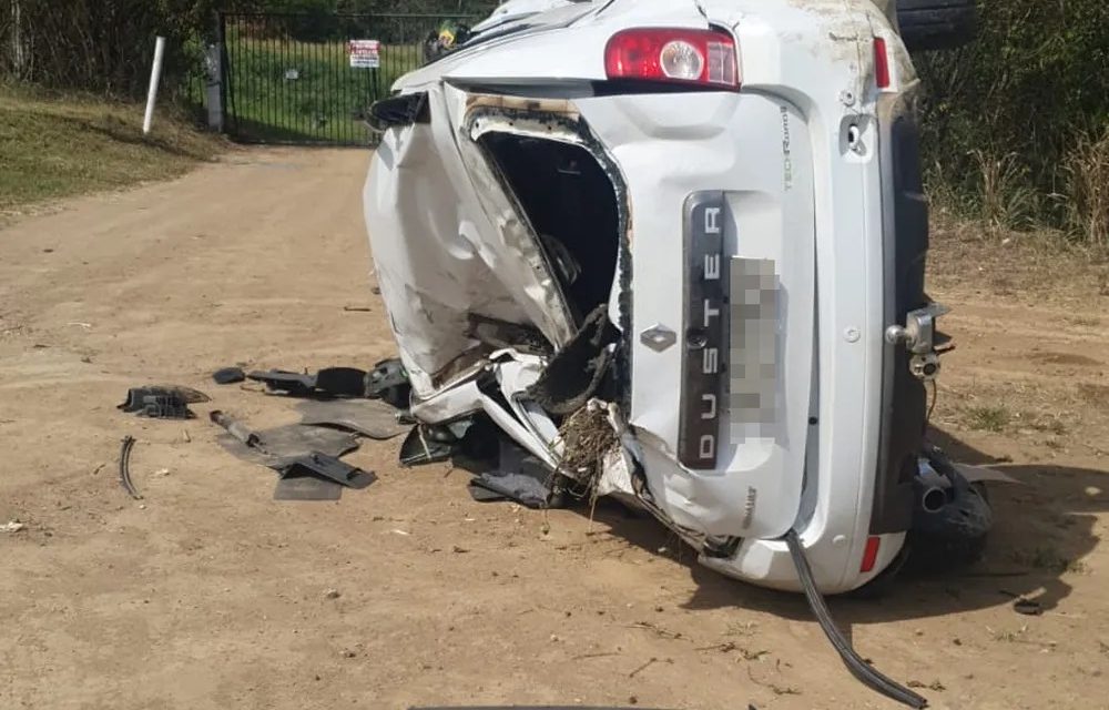 Rodovia Itabuna-Buerarema: Professora fica ferida após carro bater em barranco e capotar na BR-101