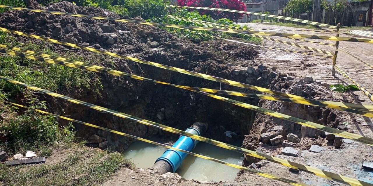 Quebra de adutora na Rua Independência prejudica abastecimento de água na região norte de Itabuna