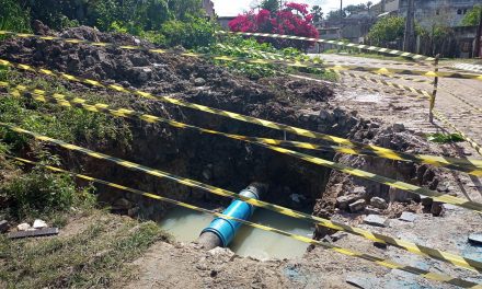 Quebra de adutora na Rua Independência prejudica abastecimento de água na região norte de Itabuna
