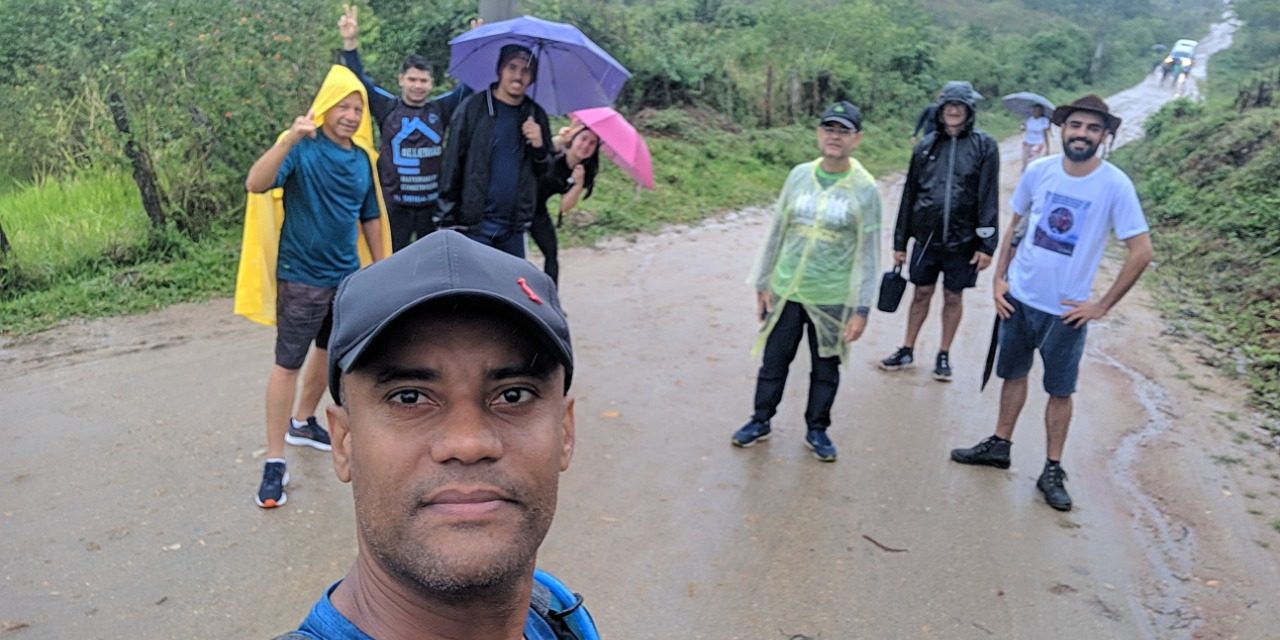III Caminhada Ecológica foi marcada por chuva, visita à represa do SAAE, plantio de 30 mudas e homenagens