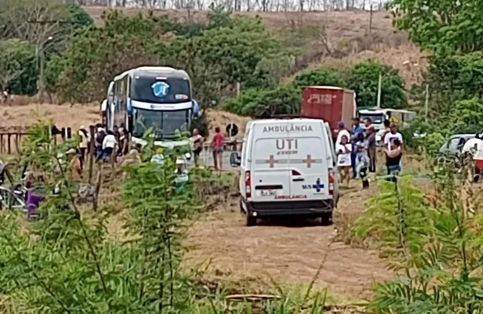 Homem morre e três pessoas ficam feridas após batida entre caminhão e ônibus de turismo na Bahia