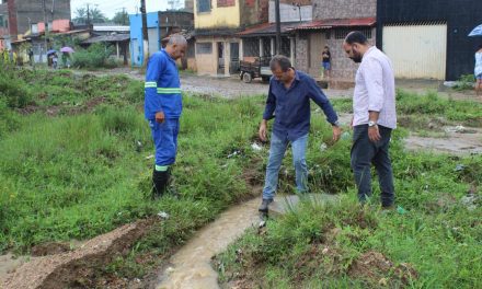Técnicos da Emasa percorrem a cidade examinando locais mais castigados pelas chuvas