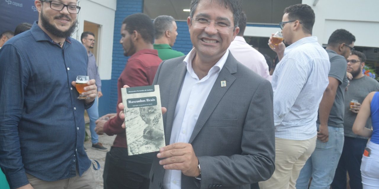 Alessandro Fernandes, reitor da Uesc, lança “Rascunhos Reais”, seu primeiro livro de poesias