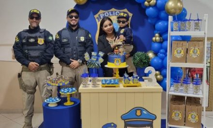 Charlotte fã da PRF comemora festa de aniversário com policiais em Itabuna
