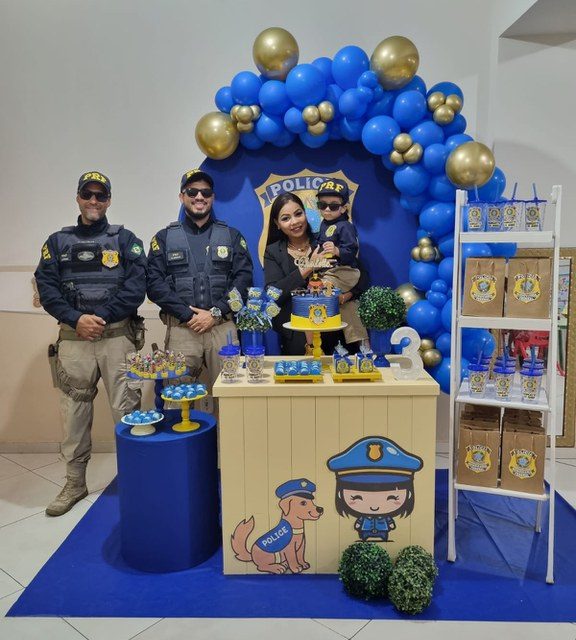 Charlotte fã da PRF comemora festa de aniversário com policiais em Itabuna