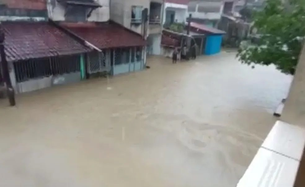 Chuvas: Enxurrada derruba parte de parede e arrasta móveis de casa em Itabuna