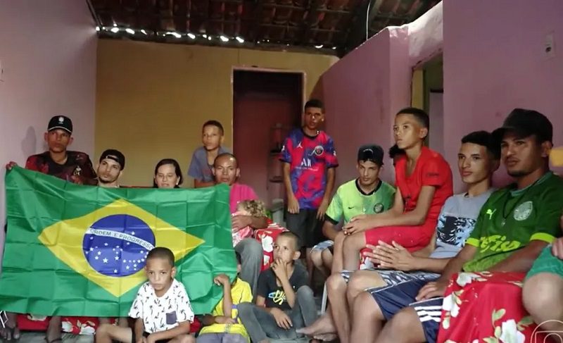 Pais de 14 filhos com nomes iniciados com letra ‘R’ por causa de ex-jogadores vivem expectativa para estreia do Brasil na Copa