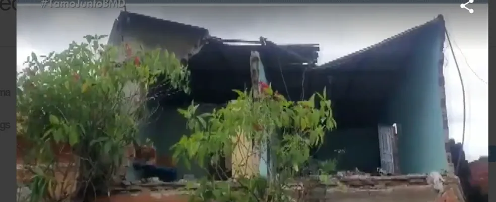 Chuvas provocam desabamento de casa em Itabuna; Inmet alerta para ventos fortes
