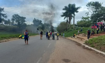 Caminhoneiros descumprem decisão judicial e cinco bloqueios são registrados em rodovias do sudoeste e extremo sul da Bahia