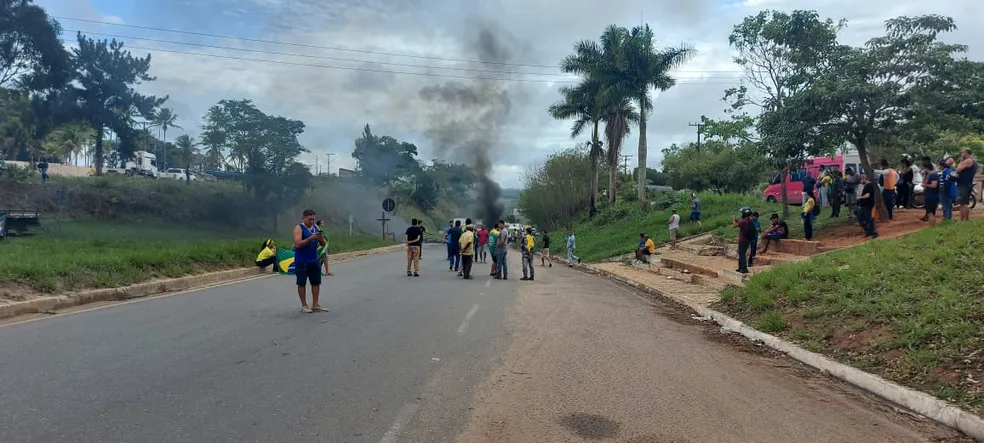 Caminhoneiros fecham trecho da BR-101 em Teixeira de Freitas contra resultado das urnas após derrota de Bolsonaro