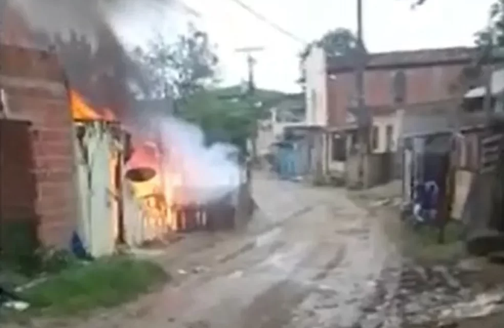 Incêndio atinge casas de madeira em Itabuna