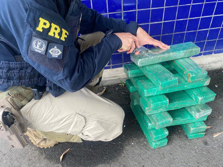PRF apreende 18 quilos de maconha durante abordagem a ônibus em Vitória da Conquista