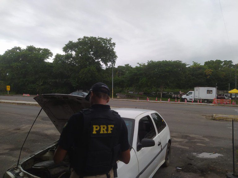 PRF recupera na BR-101, em Itabuna, carro furtado em São Paulo