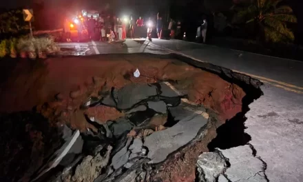 Chuva intensa provoca abertura de cratera em rodovia no sul da Bahia; cidades registraram estragos