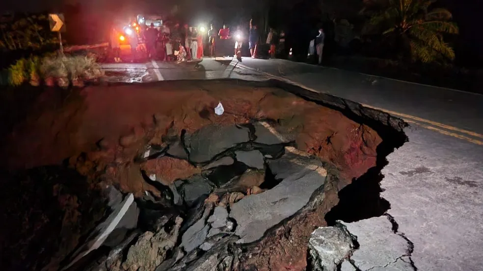 Chuva intensa provoca abertura de cratera em rodovia no sul da Bahia; cidades registraram estragos