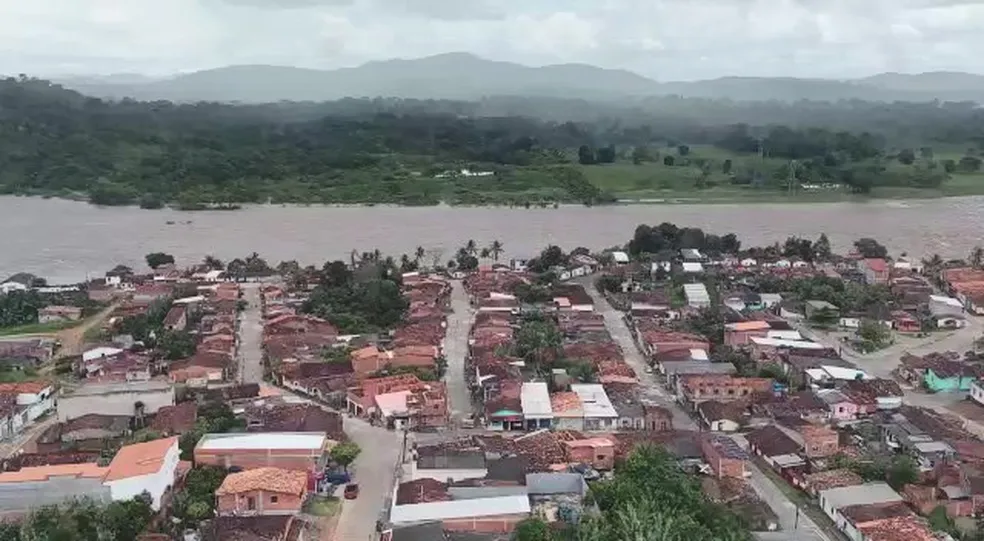 Bahia registra segunda morte por causa das chuvas; idoso foi vítima de afogamento em rio