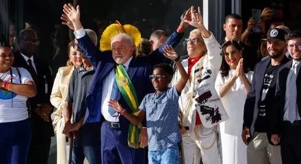 Histórico: Empossado na Presidência, Lula sobe a rampa do Palácio do Planalto e recebe a faixa das mãos do povo brasileiro