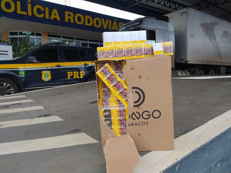 PRF apreende caminhão com 250 mil maços de cigarros sem nota fiscal na BR-116 em Vitória da Conquista