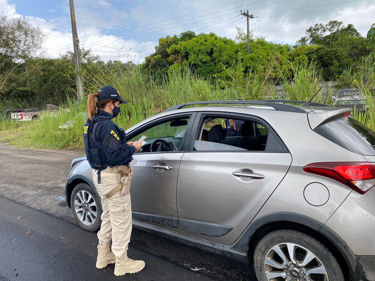 PRF registra aumento no número de autuações por uso de celular ao volante