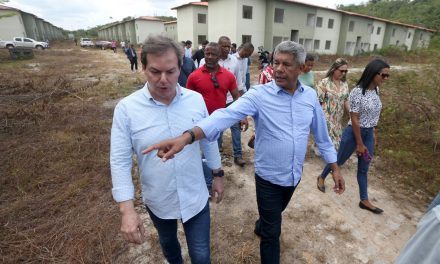 Jerônimo Rodrigues e ministro Rui Costa vão a Santo Amaro para última vistoria de casas populares