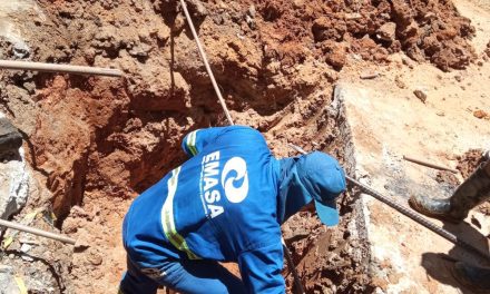 Emasa desobstrui rede de água no alto do Pontalzinho