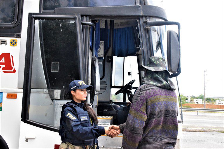 De volta para casa: Comboio trazendo trabalhadores resgatados de trabalho escravo no RS chega à Bahia