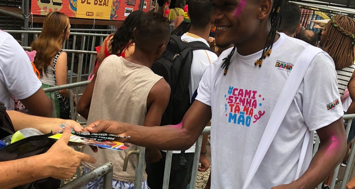 Campanha Camisinha tá na Mão distribui 1 milhão de preservativos no Carnaval de Salvador
