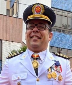 Comandante do Corpo de Bombeiros no Sul da Bahia, Tenente Coronel Manfredo recebe a Medalha Thomé de Souza