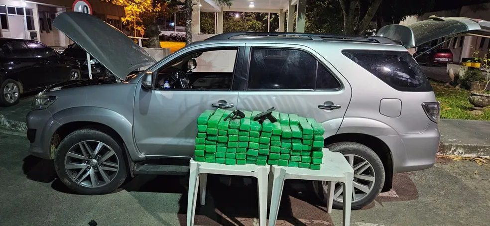 Carro de luxo carregado com drogas é apreendido pela PM em Itabuna; dois suspeitos morrem