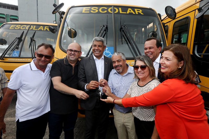 Em Salvador, Jerônimo Rodrigues entrega ônibus escolares que contemplam estudantes da zona rural