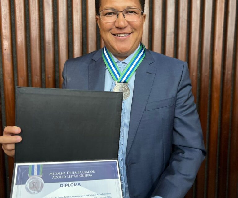 TJBA homenageia Augusto Castro com Medalha Desembargador Adolfo Leitão Guerra