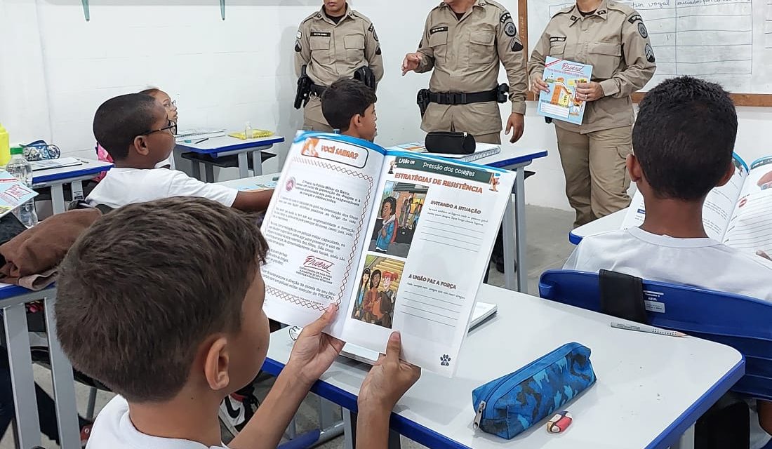 Polícia Militar distribui material didático do PROERD a estudantes da Rede Municipal de Ensino