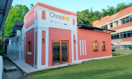 Primeira fábrica de chocolates da economia solidária do Brasil é inaugurada em Ilhéus